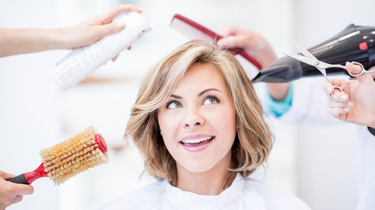 40latki chodzą do fryzjera częściej niż młodsze kobiety. Dlaczego