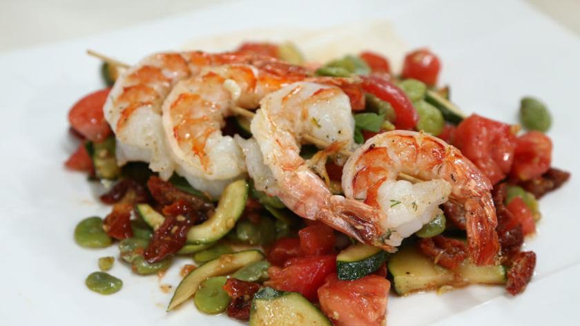 Sałatka z bobu, cukinii i pomidorów z krewetkami