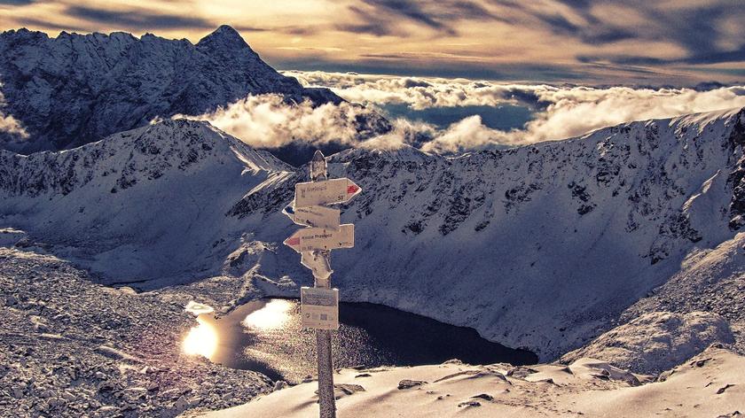 Tatry pokryte śniegiem w słońcu