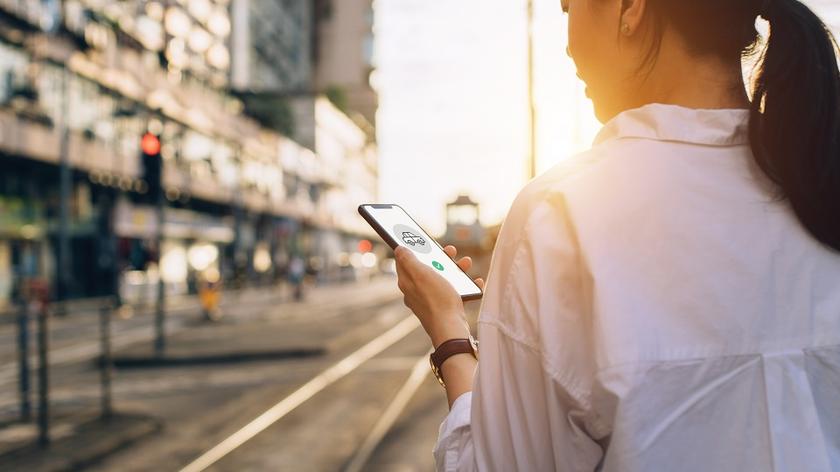 Kobieta, która trzyma w dłoni telefon komórkowy 