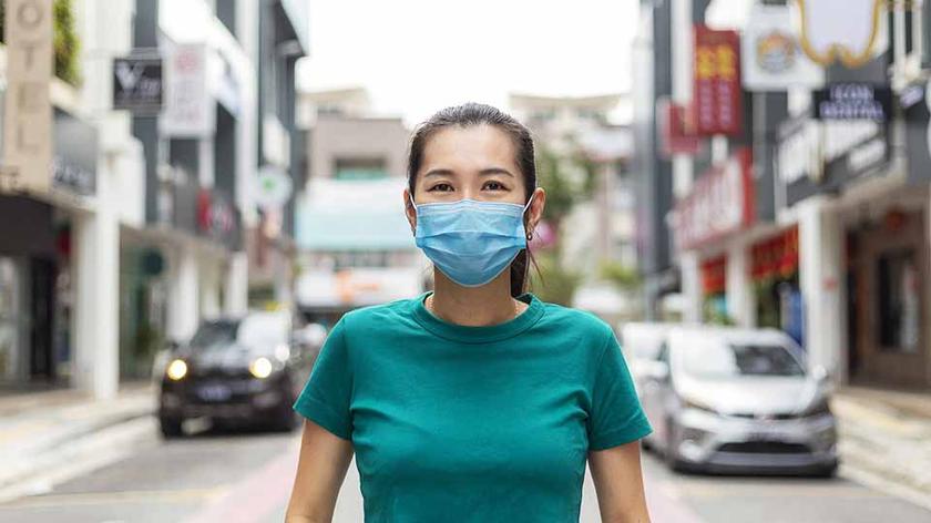 Koronawirus w Chinach, kobieta w maseczce