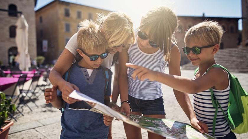 Rodzina na zagranicznej wycieczce