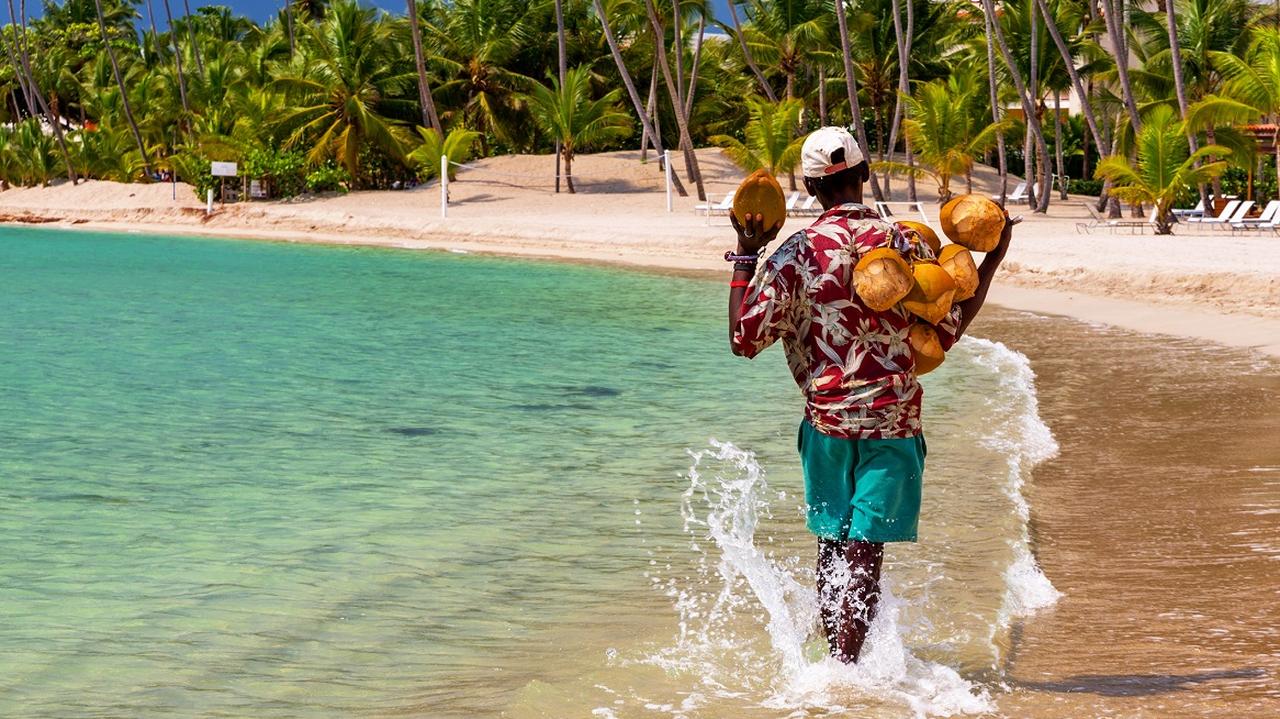 Sprzedawca kokosów na plaży