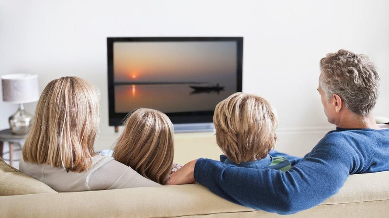 Rodzina oglądanie telewizji