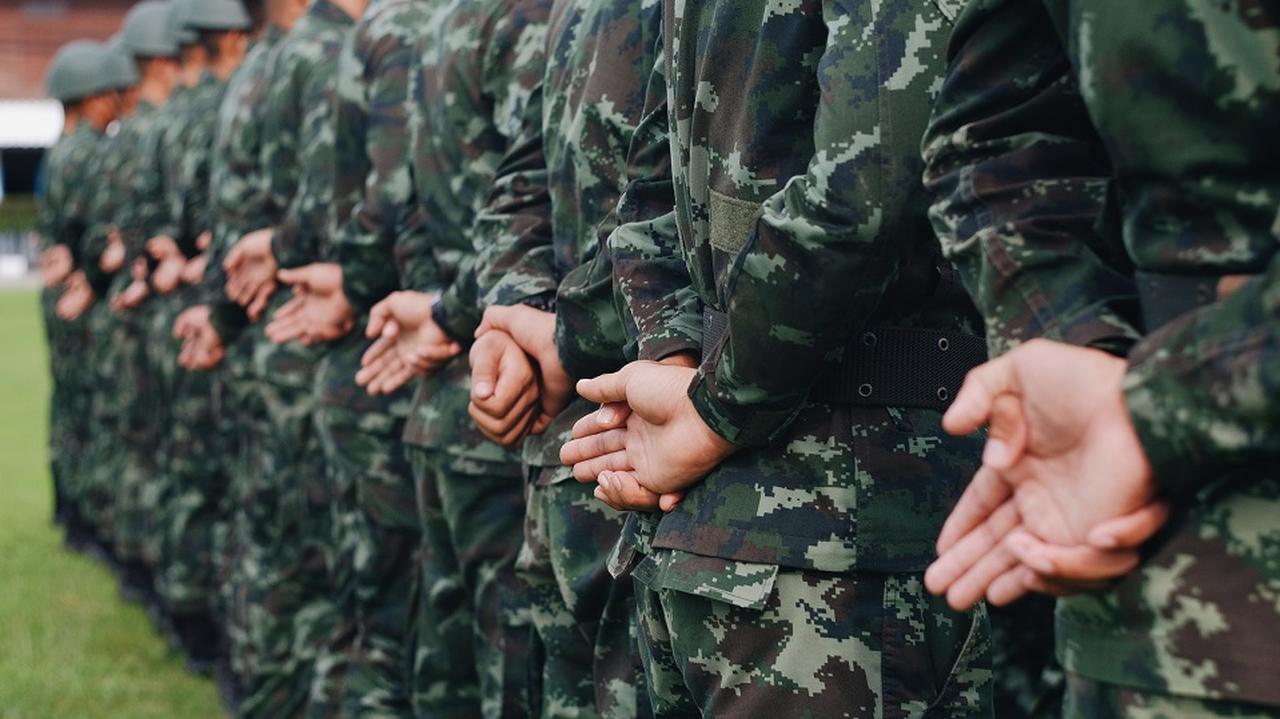 wojskowi, mężczyźni w mundurach