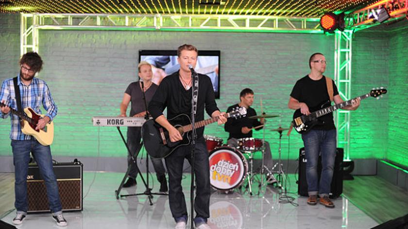 Rafał Brzozowski z zespołem 