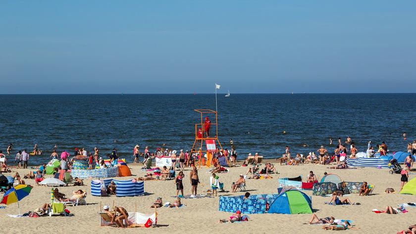 Zatłoczona plaża nad Bałtykiem wieżyczka ratownika