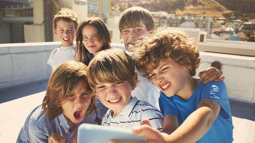 TikTok, dzieci ze smartfonem