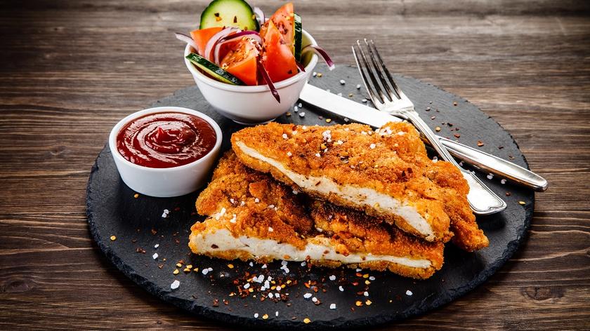 Kotlety w panierce obok sosy