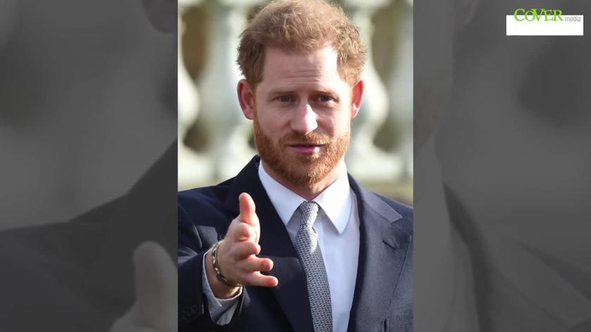 Książę Harry wyciąga rękę. 