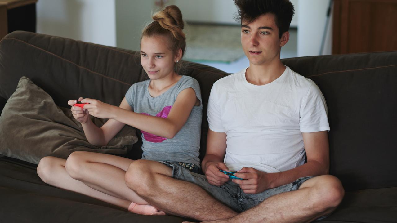 Młodzież: dziewczyna i chłopak grają w gry tv