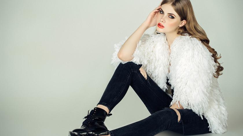 Moda młoda kobieta w obcisłych czarnych spodniach