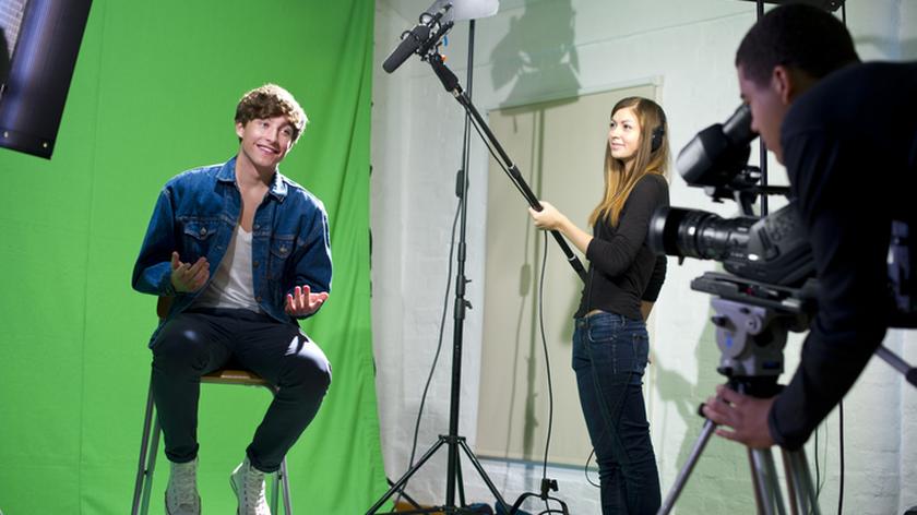 Mężczyzna siedzi przed kamerą