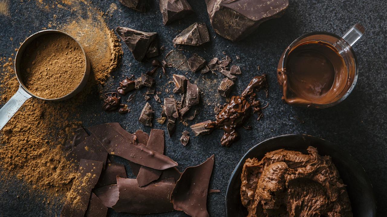 kakao, kawałki czekolady, mus czekoladowy na szarym blacie 