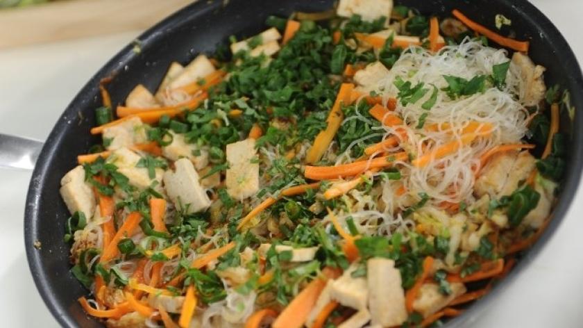 Makaron z fasolki mung z tofu i kapustką pekińską