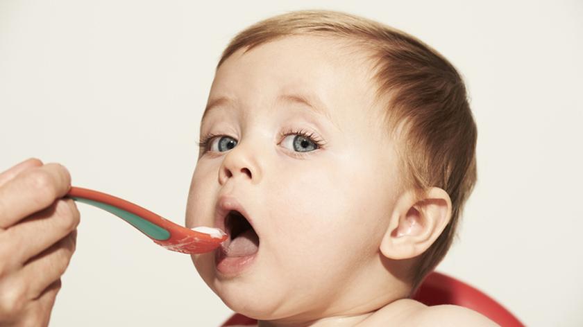Dieta niemowlaka; niemowlak je zupkę