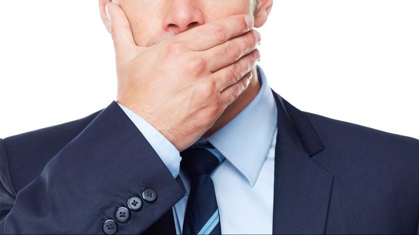 elegancki facet w garniturze i krawacie zatyka usta