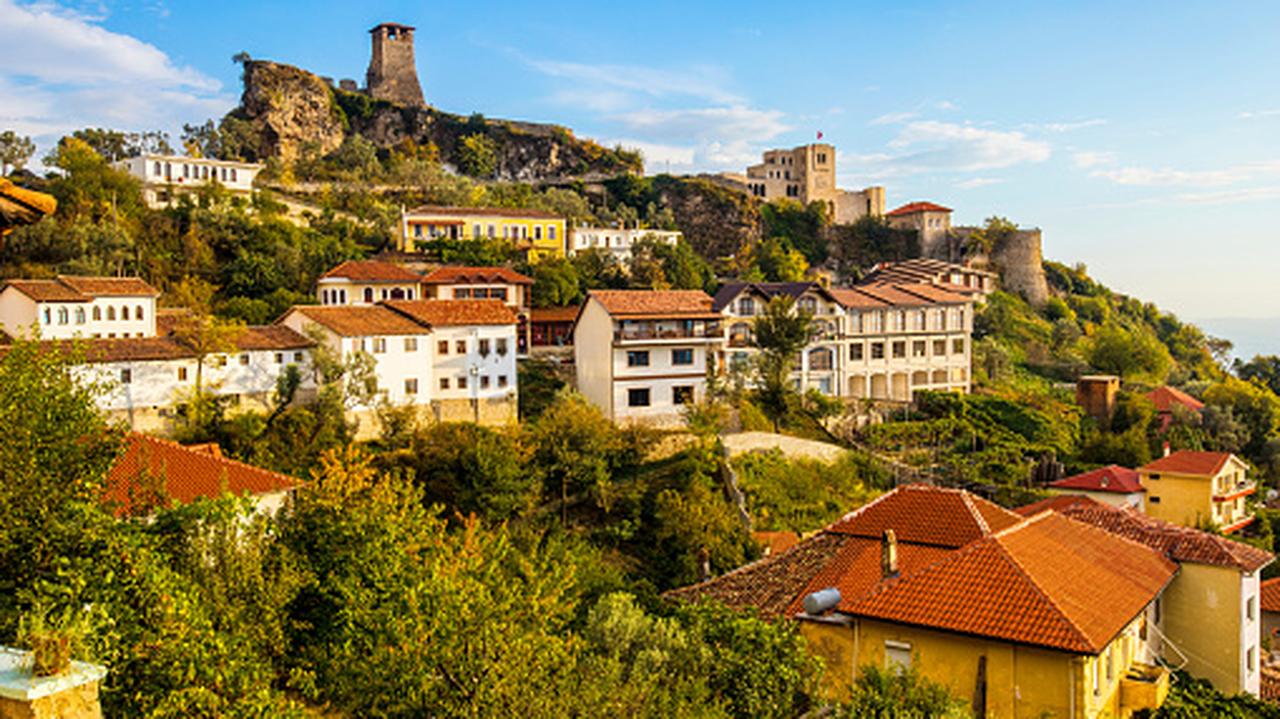 Wzgórze w Albani z domami i ruinami zamku