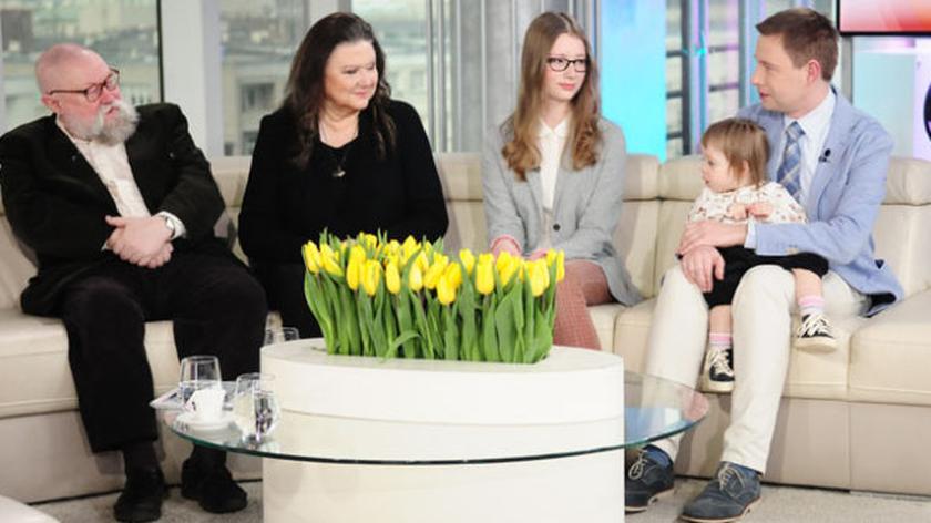 Prof. Jerzy Bralczyk z żoną dr Lucyną Kirwil oraz z synem - Dominikiem Bralczykiem i wnuczkami – Roksaną i Aurelią. 