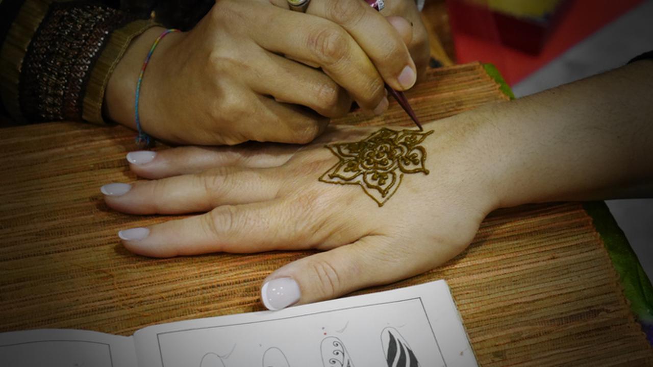 tatuaż z henny na ręce 