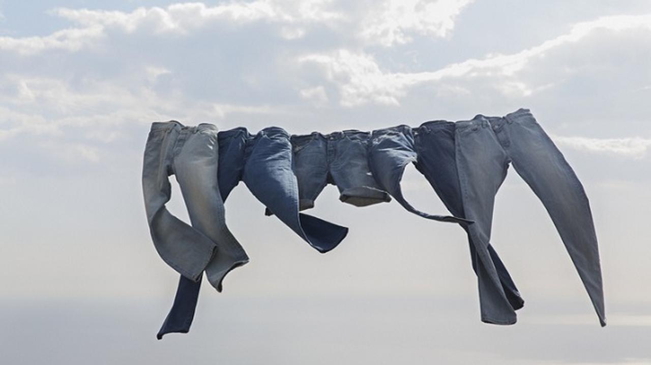 kilka par spodni latających na wietrze