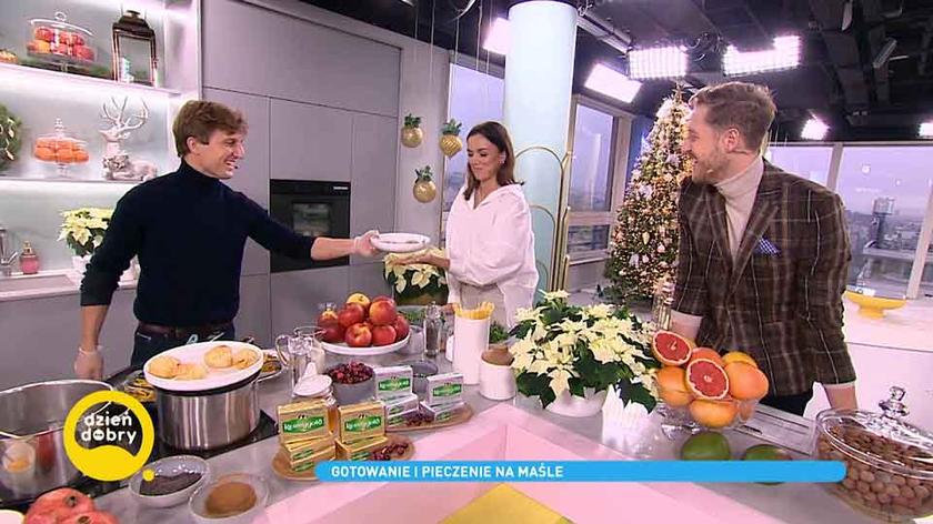 David Gaboriaud częstuje Paulinę Krupińską pierogami 