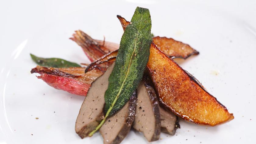 Gęsia wątróbka z karmelizowaną gruszką i szałwią