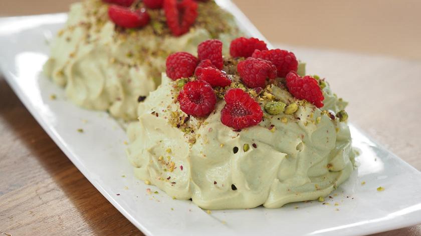 Biszkpot z kremem pistacjowym i malinami 