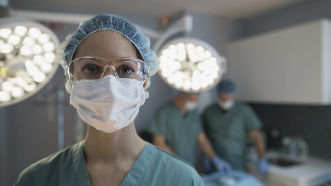 Na sali operacyjnej, zbliżenie na twarz pracownika medycznego
