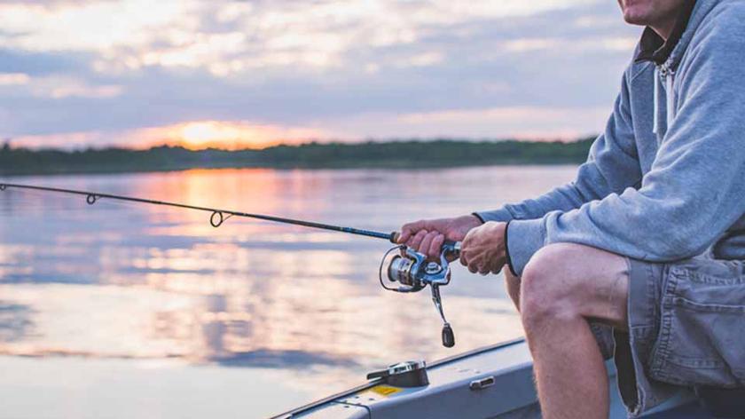 wędkarz na łódce