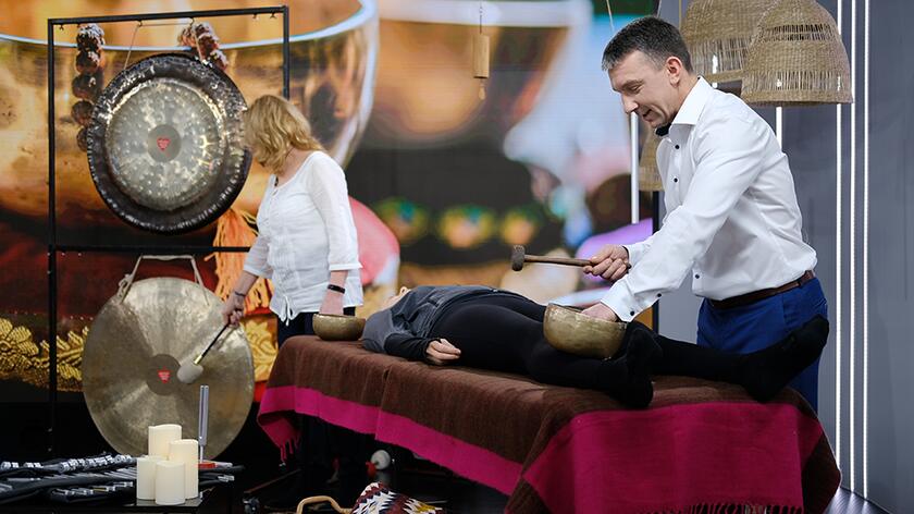 Ewa Meissner wykonuje masaże dźwiękiem Rafał Majewski wykonuje masaże dźwiękiem 