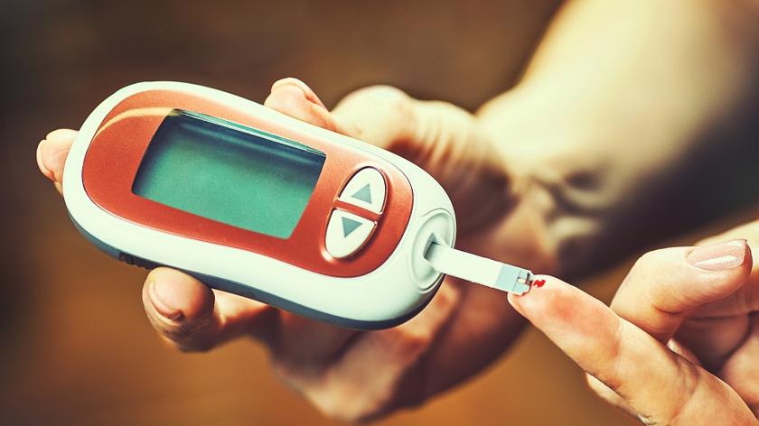 osoba, która sprawdza poziom cukru we krwi 