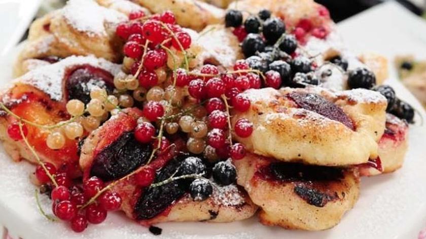 Racuszki ze śliwkami, jogurtem gęstym i cynamonem