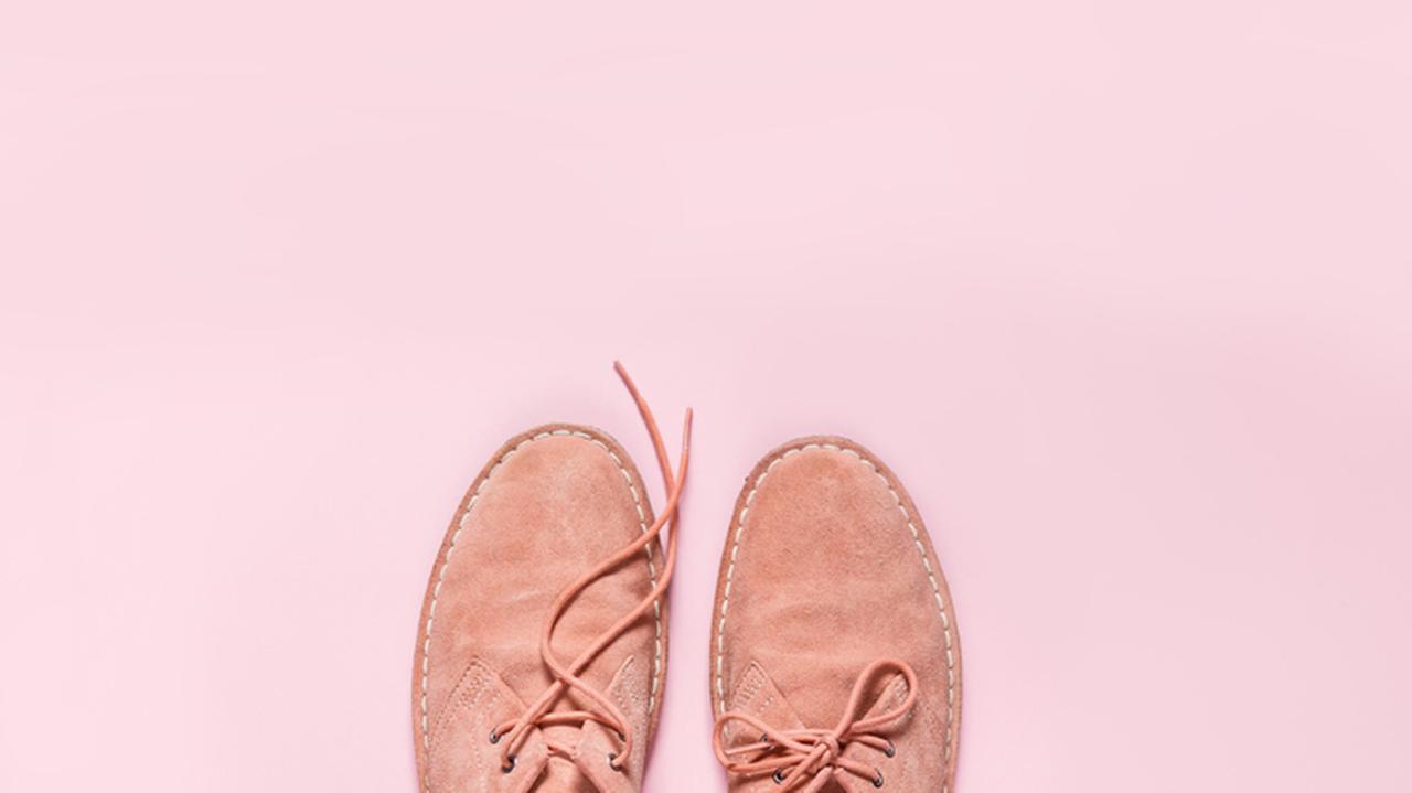 Różowe buty nubuku na różowym tle, jak czyścić?
