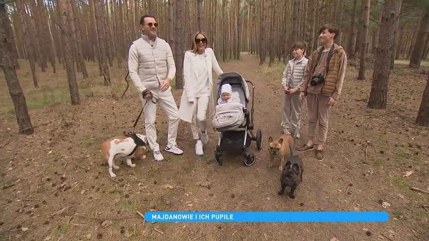 Małgorzata Rozenek-Majdan i Radosław Majdan z dziećmi i psami w lesie