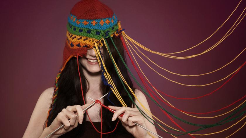 Pani robi na drutach kolorową czapkę