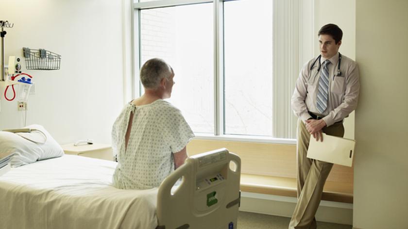 chory słucha lekarza