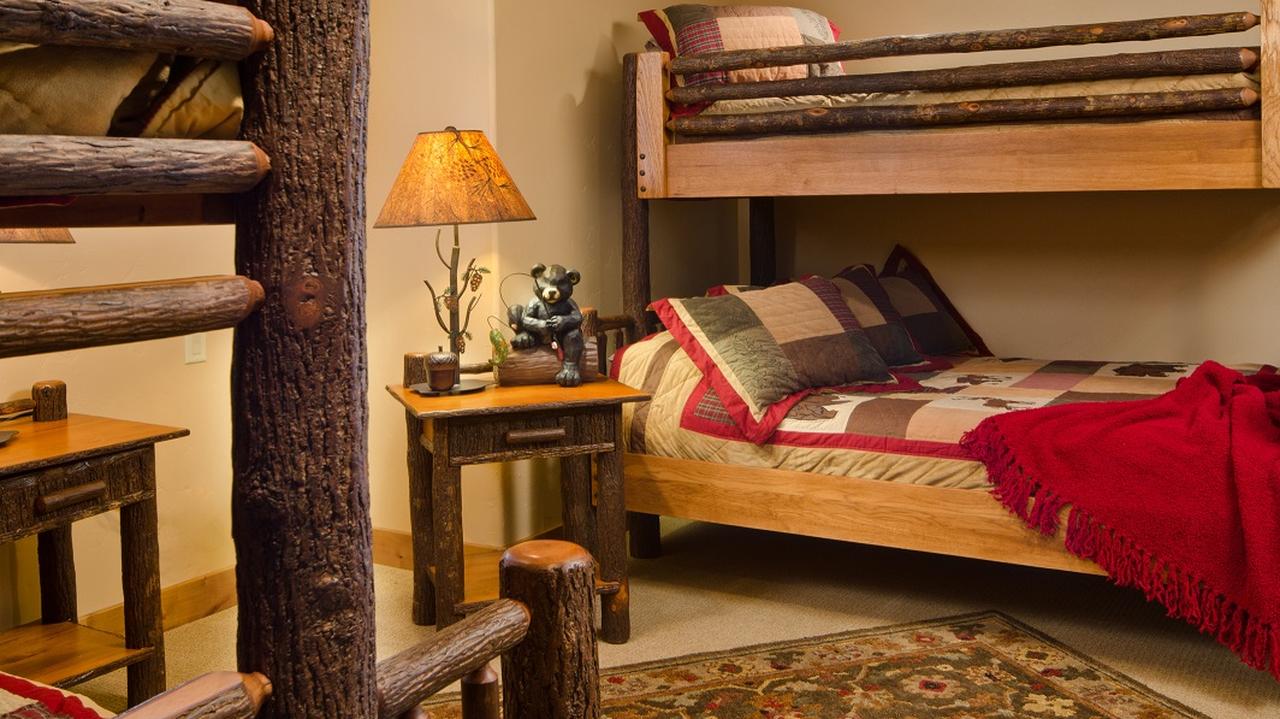 Drewniane łóżko piętrowe