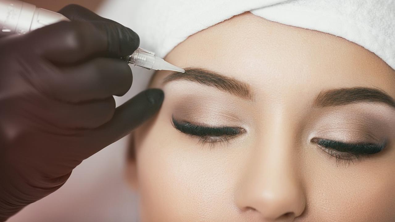 Metoda piórkowa makijaż permanentny brwi