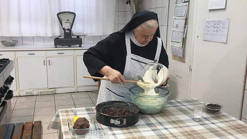 Siostra Aniela przygotowuje sernik według swojego przepisu