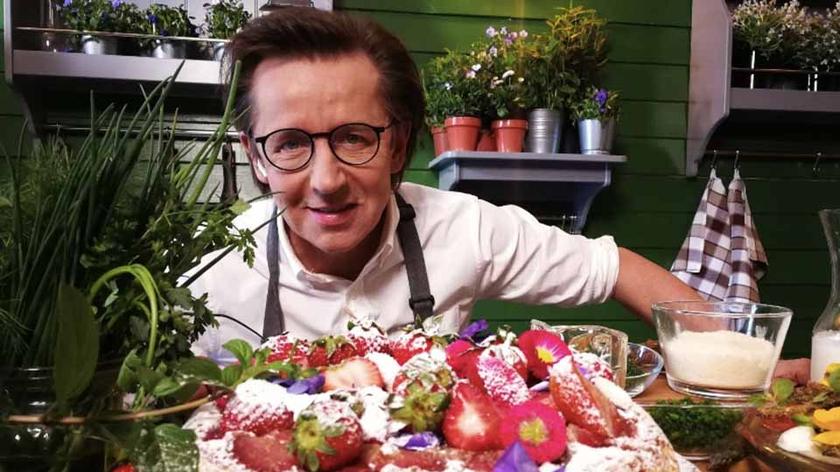 Andrzej Polan prezentuje omlet z truskawkami 