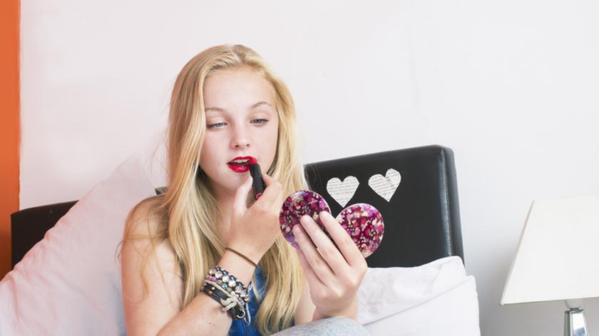 Nastolatka maluje usta