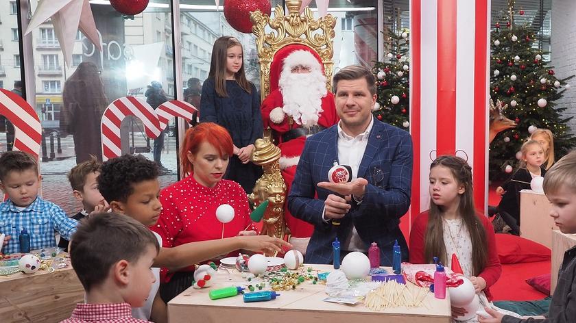 Filip Chazjer w Dzień Dobry TVN przystraja bombki
