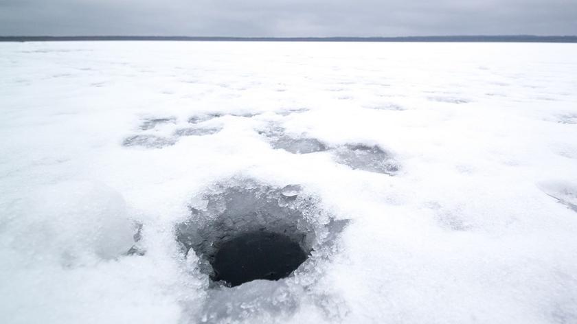 Przerębel jezioro lód