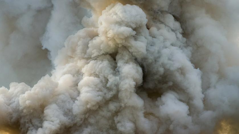 dym po wybuchu w fabryce