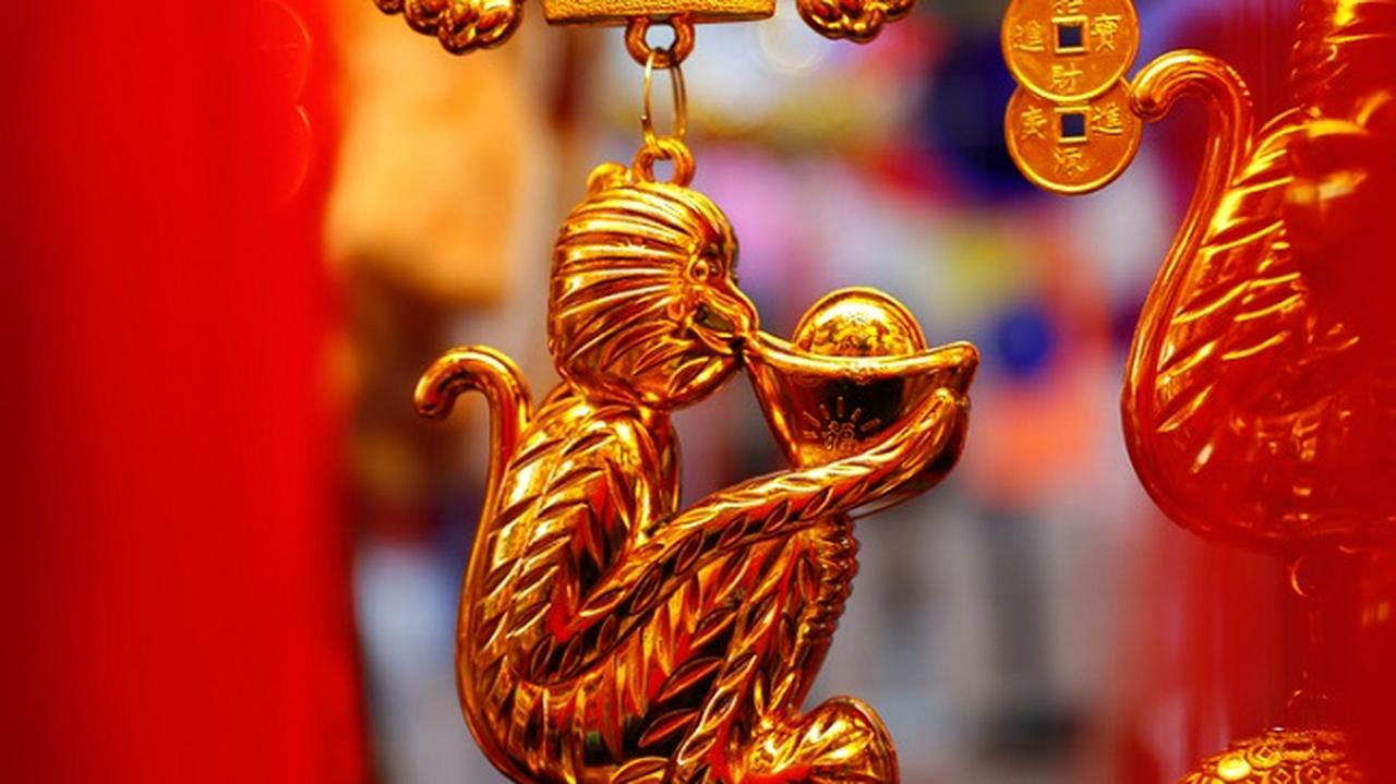 Złota małpa, czerwone tło, chiński znak zodiaku małpa