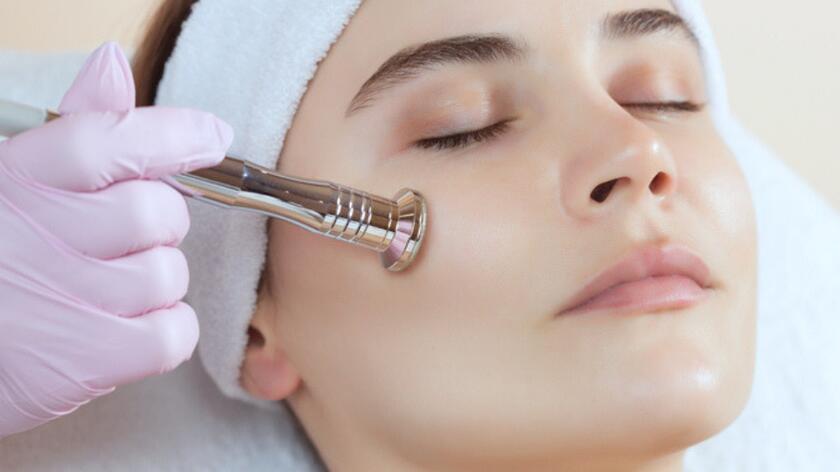 zblizenie na twarz kobiety u kosmetyczki na oczyszczaniu twarzy mikrodermabrazji