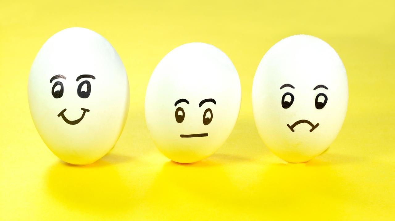 Jajka z narysowanymi wyrazami emocji.