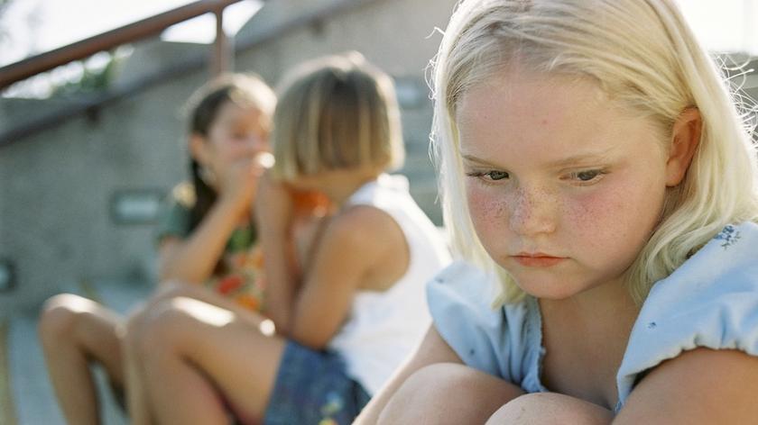 Smutna dziewczynka z piegami