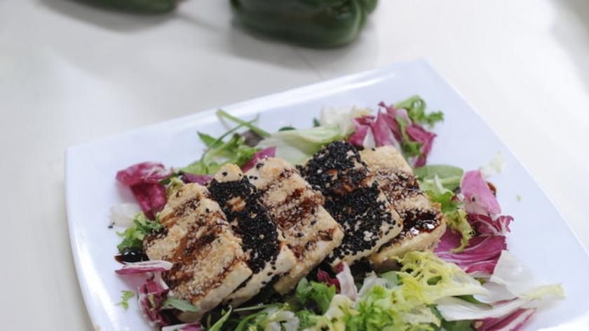 Tofu w sezamie z orientalnym sosem